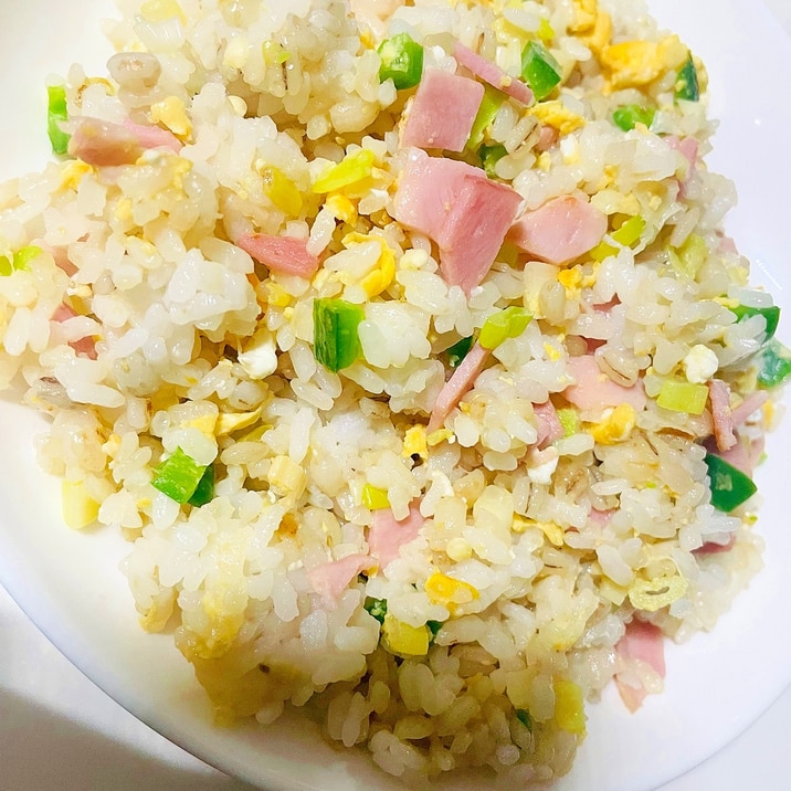 ハムとピーマンと卵のチャーハン